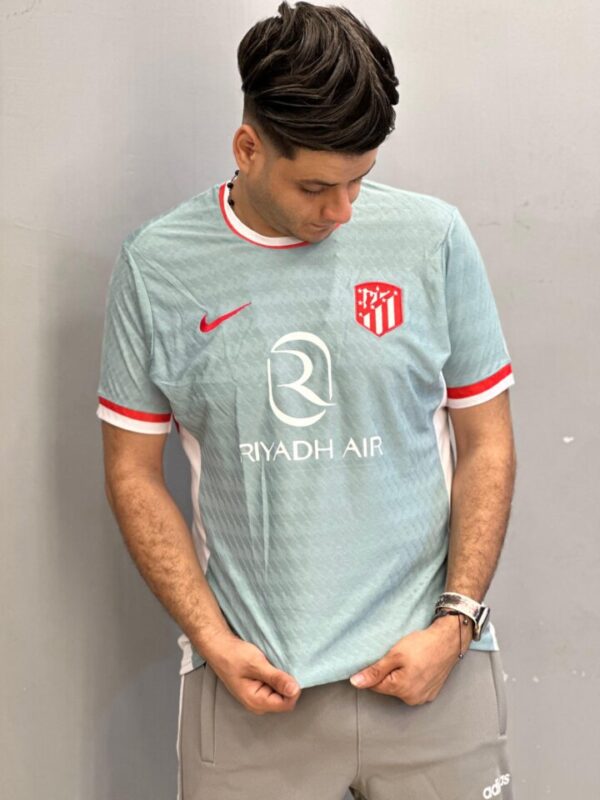 ⁦تيشيرت اتليتكو مدريد ملعب 2025⁩ - الصورة ⁦5⁩