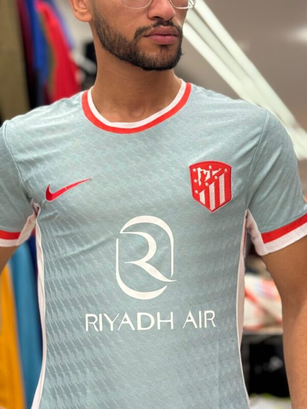 ⁦تيشيرت اتليتكو مدريد ملعب 2025⁩ - الصورة ⁦4⁩