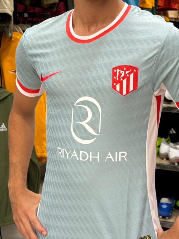 ⁦تيشيرت اتليتكو مدريد ملعب 2025⁩ - الصورة ⁦3⁩