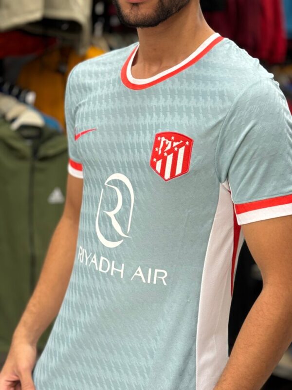 ⁦تيشيرت اتليتكو مدريد ملعب 2025⁩ - الصورة ⁦2⁩