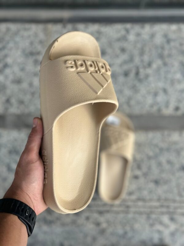 ⁦سليبر اديداس لوجوه هرم بلاستيك⁩ - الصورة ⁦2⁩