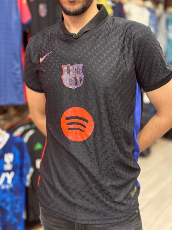 ⁦تيشرت برشلونه 2025 بلاير اديشن⁩ - الصورة ⁦2⁩